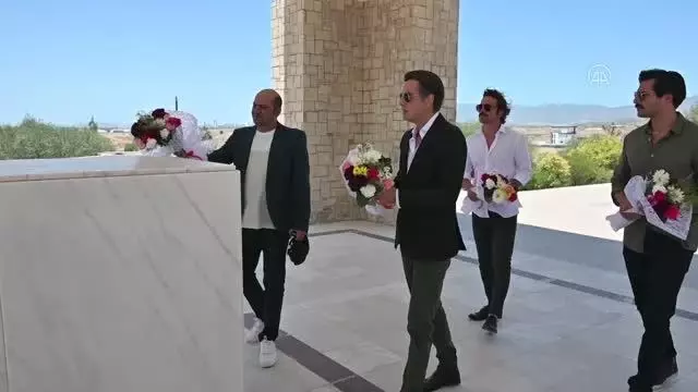 'Bir Zamanlar Kıbrıs'ın oyuncuları, Dr. Fazıl Küçük ve Rauf Denktaş'ın anıt mezarını ziyaret etti 'Bir Zamanlar Kıbrıs'ın oyuncuları, Dr. Fazıl Küçük ve Rauf Denktaş'ın anıt mezarını ziyaret etti