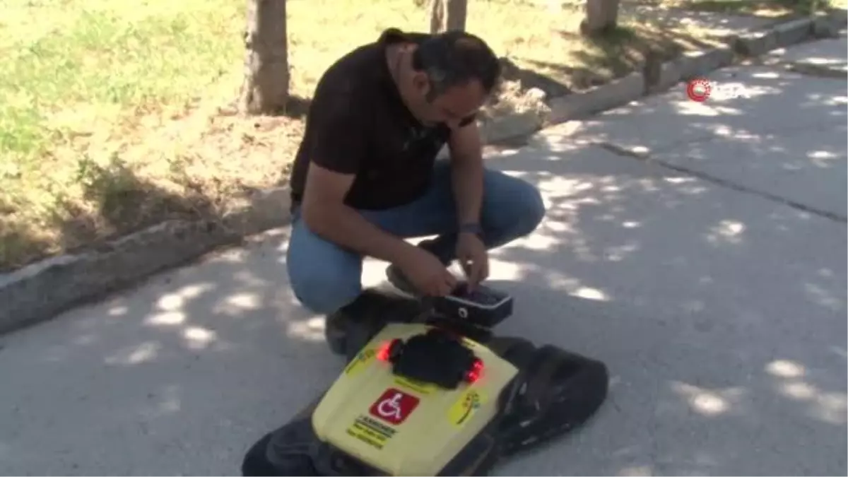 Engelliler için gözlük kabından temizlik robotu yaptı