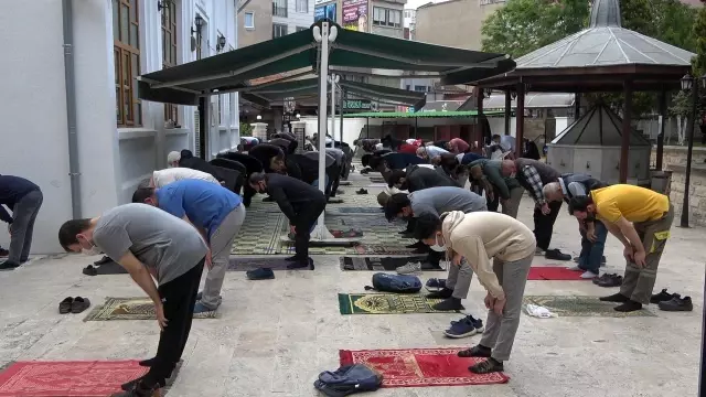 Filistinli şehitler için gıyabi cenaze namazı kılındı Filistinli şehitler için gıyabi cenaze namazı kılındı