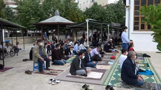 Filistinli şehitler için gıyabi cenaze namazı kılındı Filistinli şehitler için gıyabi cenaze namazı kılındı