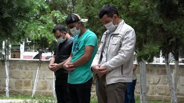 Filistinli şehitler için gıyabi cenaze namazı kılındı Filistinli şehitler için gıyabi cenaze namazı kılındı