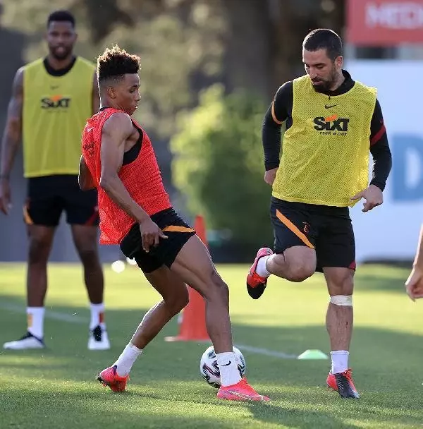 Galatasaray'a Onyekuru'dan kötü haber! Antrenmanı tamamlayamadı Galatasaray'a Onyekuru'dan kötü haber! Antrenmanı tamamlayamadı