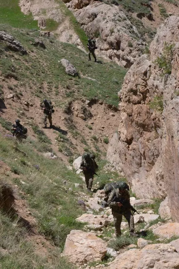 'Hudut kartalları', bayramda eller tetikte sınır nöbetinde 'Hudut kartalları', bayramda eller tetikte sınır nöbetinde