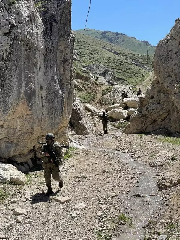 'Hudut kartalları', bayramda eller tetikte sınır nöbetinde 'Hudut kartalları', bayramda eller tetikte sınır nöbetinde