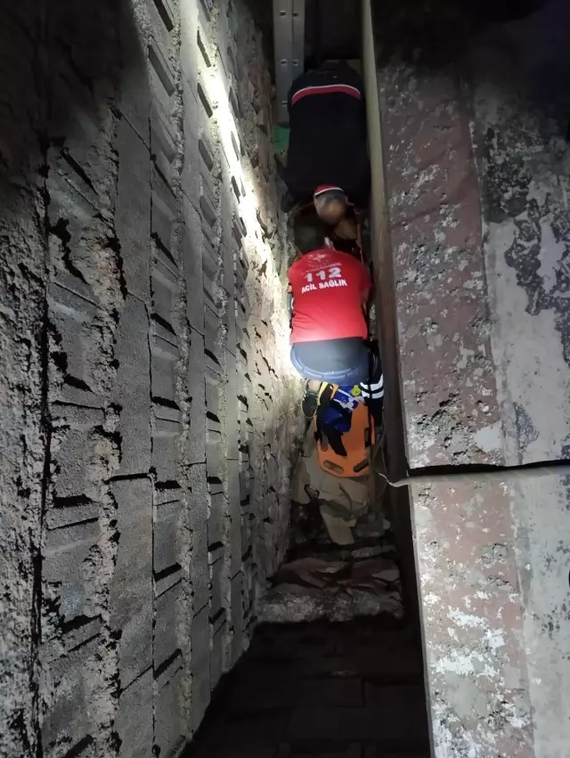 Son dakika haberleri! İnşaat boşluğuna düşen çocuk kurtarıldı Son dakika haberleri! İnşaat boşluğuna düşen çocuk kurtarıldı