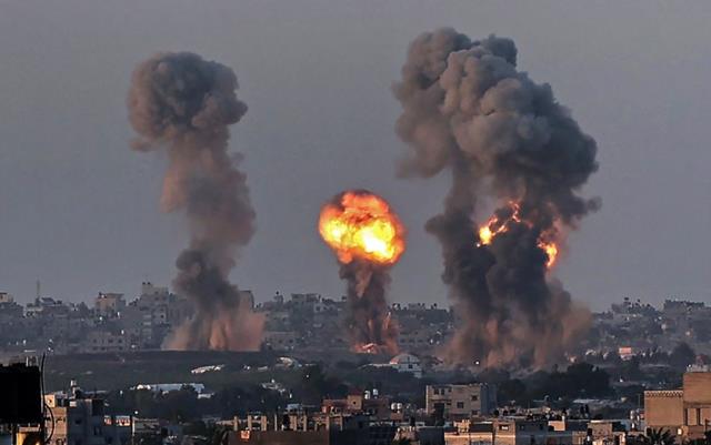 İsrail, Gazze'ye hava saldırılarına 2 saatlik sükunetin ardından yeniden başladı