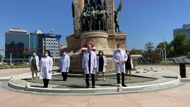 İstanbul Eczacı Odası Cumhuriyet Anıtı'na çelenk bıraktı İstanbul Eczacı Odası Cumhuriyet Anıtı'na çelenk bıraktı