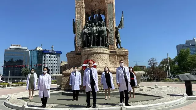 İstanbul Eczacı Odası Cumhuriyet Anıtı'na çelenk bıraktı İstanbul Eczacı Odası Cumhuriyet Anıtı'na çelenk bıraktı