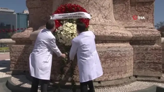 İstanbul Eczacı Odası Cumhuriyet Anıtı'na çelenk bıraktı İstanbul Eczacı Odası Cumhuriyet Anıtı'na çelenk bıraktı