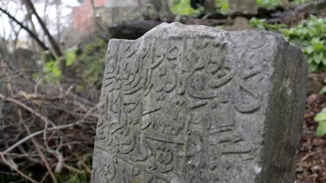 İstanbul'un İlk Müslüman Mezarları çalınıyor İstanbul'un İlk Müslüman Mezarları çalınıyor