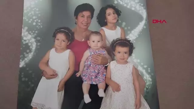 İZMİR DEPREMİNDE KAYBETTİĞİ İKİ KIZIYLA FOTOĞRAFLARINA BAKARAK BAYRAMLAŞTI İZMİR DEPREMİNDE KAYBETTİĞİ İKİ KIZIYLA FOTOĞRAFLARINA BAKARAK BAYRAMLAŞTI