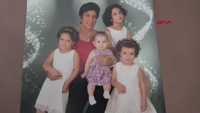 İZMİR DEPREMİNDE KAYBETTİĞİ İKİ KIZIYLA FOTOĞRAFLARINA BAKARAK BAYRAMLAŞTI İZMİR DEPREMİNDE KAYBETTİĞİ İKİ KIZIYLA FOTOĞRAFLARINA BAKARAK BAYRAMLAŞTI