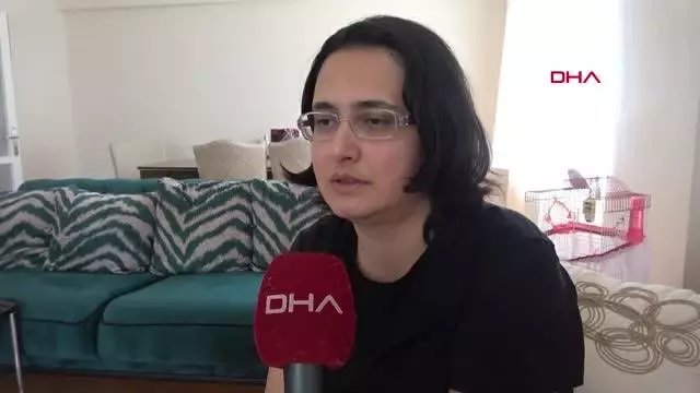 İZMİR DEPREMİNDE KAYBETTİĞİ İKİ KIZIYLA FOTOĞRAFLARINA BAKARAK BAYRAMLAŞTI İZMİR DEPREMİNDE KAYBETTİĞİ İKİ KIZIYLA FOTOĞRAFLARINA BAKARAK BAYRAMLAŞTI