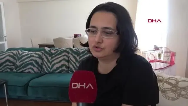 İZMİR DEPREMİNDE KAYBETTİĞİ İKİ KIZIYLA FOTOĞRAFLARINA BAKARAK BAYRAMLAŞTI İZMİR DEPREMİNDE KAYBETTİĞİ İKİ KIZIYLA FOTOĞRAFLARINA BAKARAK BAYRAMLAŞTI