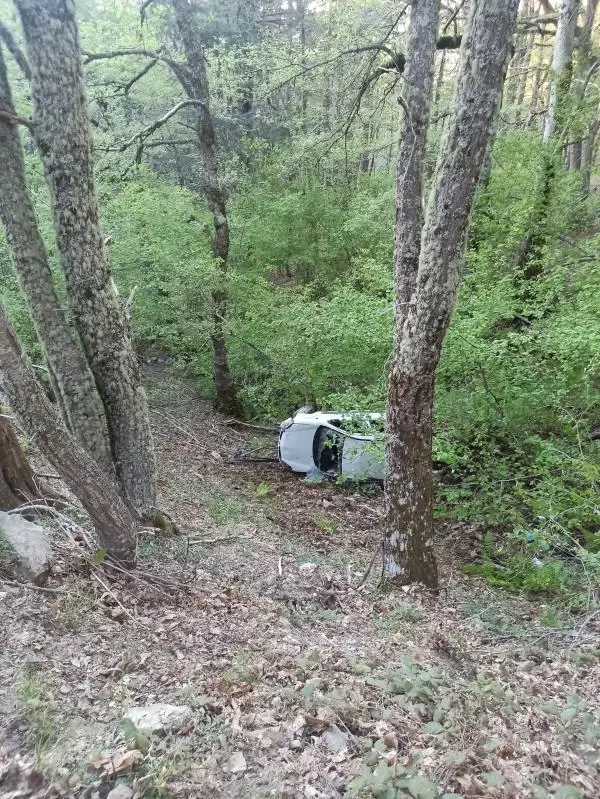 Kazdağları'nda freni boşalan hafif ticari araç şarampole yuvarlandı 1 ölü, 3 yaralı Kazdağları'nda freni boşalan hafif ticari araç şarampole yuvarlandı 1 ölü, 3 yaralı