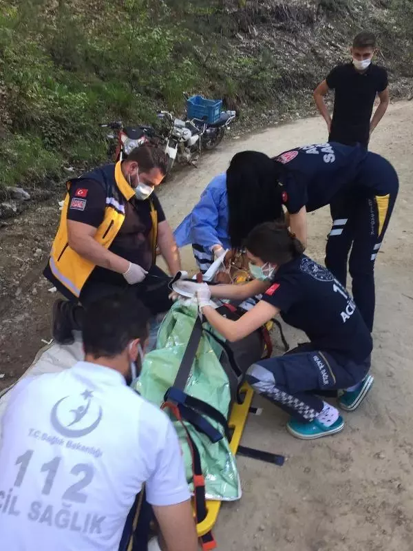 Kazdağları'nda freni boşalan hafif ticari araç şarampole yuvarlandı 1 ölü, 3 yaralı Kazdağları'nda freni boşalan hafif ticari araç şarampole yuvarlandı 1 ölü, 3 yaralı
