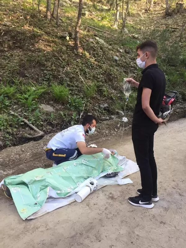 Kazdağları'nda freni boşalan hafif ticari araç şarampole yuvarlandı 1 ölü, 3 yaralı Kazdağları'nda freni boşalan hafif ticari araç şarampole yuvarlandı 1 ölü, 3 yaralı