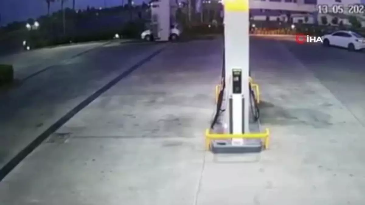 Kontrolden çıkan araç akaryakıt istasyonuna daldığı anlar güvelik kameraları tarafından kaydedildi