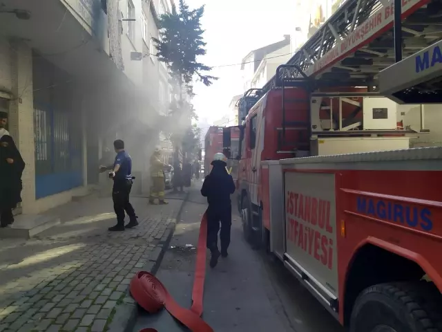 Küçükçekmece'de bina sakinleri yangınla uyandı Küçükçekmece'de bina sakinleri yangınla uyandı
