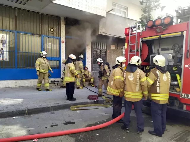 Küçükçekmece'de bina sakinleri yangınla uyandı Küçükçekmece'de bina sakinleri yangınla uyandı