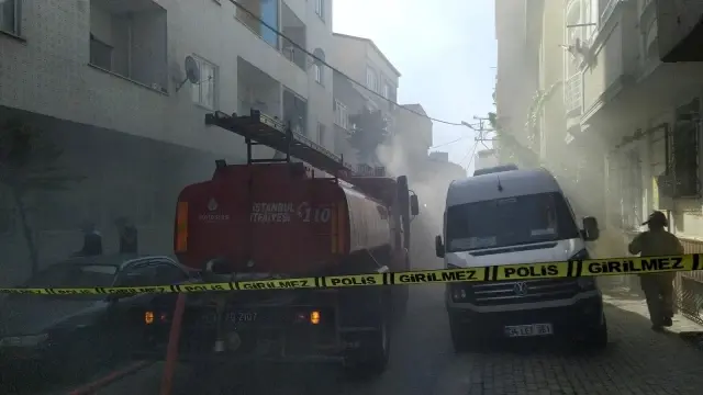 Küçükçekmece'de bina sakinleri yangınla uyandı Küçükçekmece'de bina sakinleri yangınla uyandı