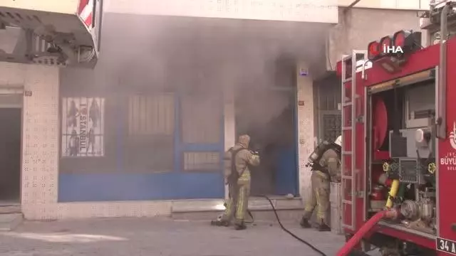 Küçükçekmece'de bina sakinleri yangınla uyandı Küçükçekmece'de bina sakinleri yangınla uyandı