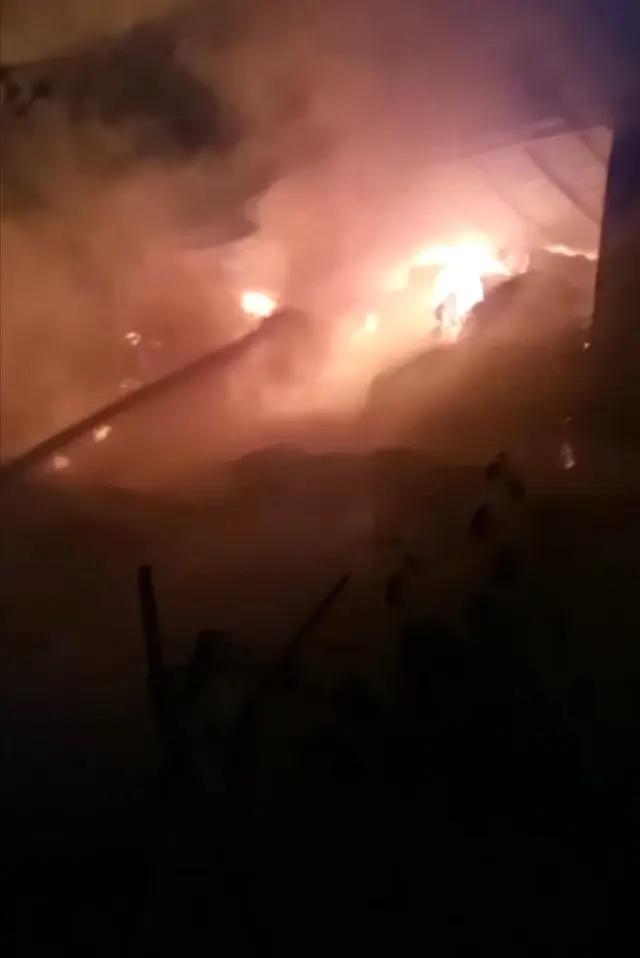 Manisa'da besi çiftliğinin saman deposu alevlere teslim oldu
