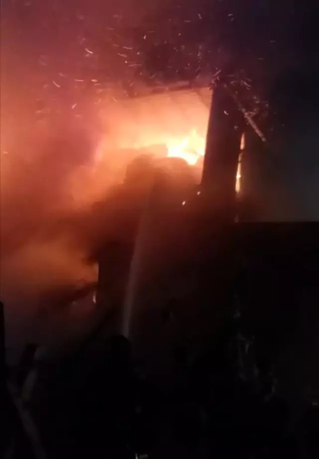 Manisa'da besi çiftliğinin saman deposu alevlere teslim oldu