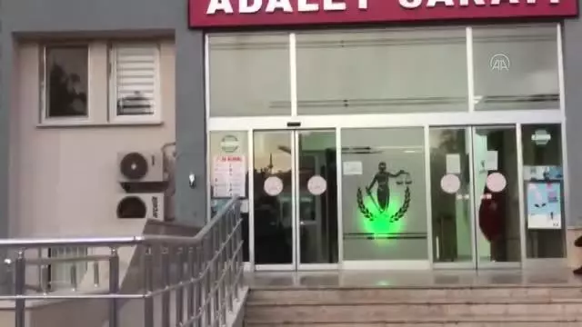 Son dakika haberi: Mersin'de trafik kazasına karıştıkları kişiyi darbettikleri gerekçesiyle gözaltına alınan 3 kişiden ikisi tutuklandı Son dakika haberi: Mersin'de trafik kazasına karıştıkları kişiyi darbettikleri gerekçesiyle gözaltına alınan 3 kişiden ikisi tutuklandı