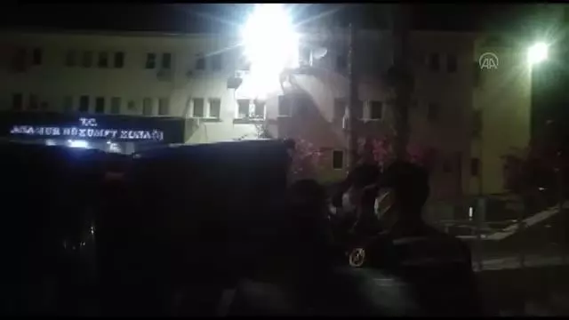 Son dakika haberi: Mersin'de trafik kazasına karıştıkları kişiyi darbettikleri gerekçesiyle gözaltına alınan 3 kişiden ikisi tutuklandı Son dakika haberi: Mersin'de trafik kazasına karıştıkları kişiyi darbettikleri gerekçesiyle gözaltına alınan 3 kişiden ikisi tutuklandı