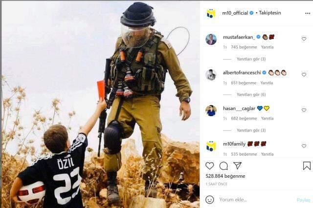 Mesut Özil formalı çocuktan zalim İsrail'e kırmızı kart Mesut Özil formalı çocuktan zalim İsrail'e kırmızı kart