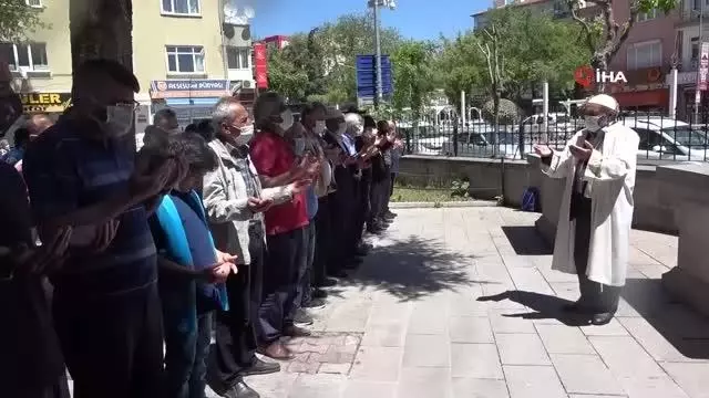 Gazze ve Kudüs şehitleri için Şanlıurfa'da gıyabi cenaze namazı kılındı Gazze ve Kudüs şehitleri için Şanlıurfa'da gıyabi cenaze namazı kılındı