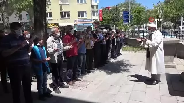 Gazze ve Kudüs şehitleri için Şanlıurfa'da gıyabi cenaze namazı kılındı Gazze ve Kudüs şehitleri için Şanlıurfa'da gıyabi cenaze namazı kılındı