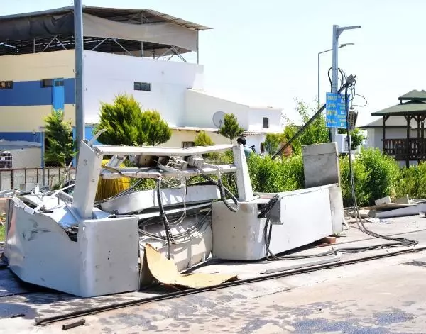 Otomobil, akaryakıt istasyonuna daldı Otomobil, akaryakıt istasyonuna daldı