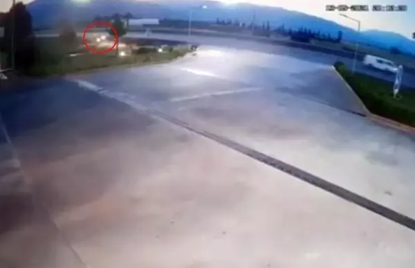 Otomobil, akaryakıt istasyonuna daldı Otomobil, akaryakıt istasyonuna daldı