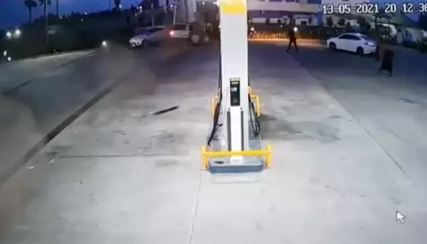 Otomobil, akaryakıt istasyonuna daldı Otomobil, akaryakıt istasyonuna daldı