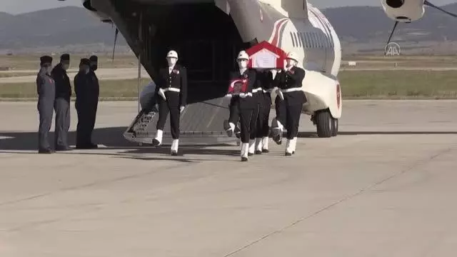 Son dakika haber... Şehit özel harekat polisi Veli Kabalay son yolculuğuna uğurlandı (2) Son dakika haber... Şehit özel harekat polisi Veli Kabalay son yolculuğuna uğurlandı (2)