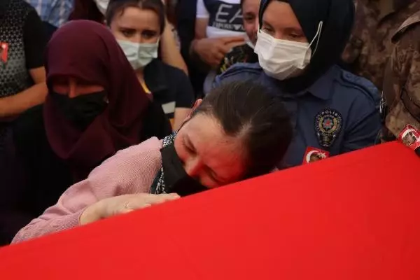 Son dakika haber... Şehit özel harekat polisi Veli Kabalay son yolculuğuna uğurlandı (2) Son dakika haber... Şehit özel harekat polisi Veli Kabalay son yolculuğuna uğurlandı (2)