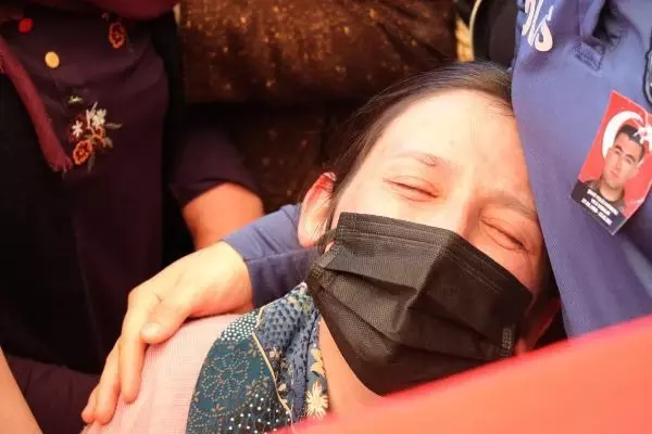 Son dakika haber... Şehit özel harekat polisi Veli Kabalay son yolculuğuna uğurlandı (2) Son dakika haber... Şehit özel harekat polisi Veli Kabalay son yolculuğuna uğurlandı (2)