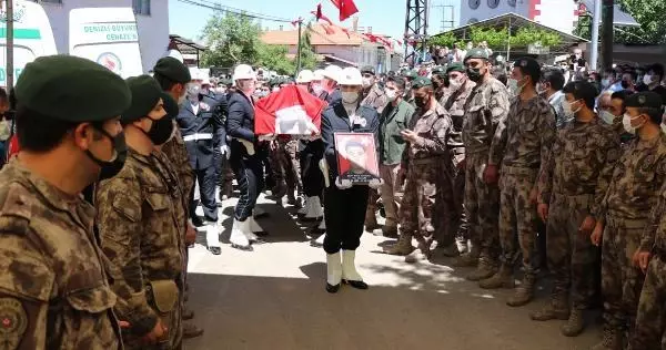 Son dakika haber... Şehit özel harekat polisi Veli Kabalay son yolculuğuna uğurlandı (2) Son dakika haber... Şehit özel harekat polisi Veli Kabalay son yolculuğuna uğurlandı (2)