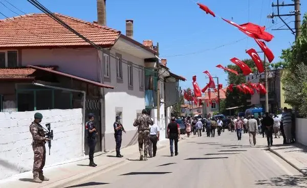 Son dakika haber... Şehit özel harekat polisi Veli Kabalay son yolculuğuna uğurlandı (2) Son dakika haber... Şehit özel harekat polisi Veli Kabalay son yolculuğuna uğurlandı (2)