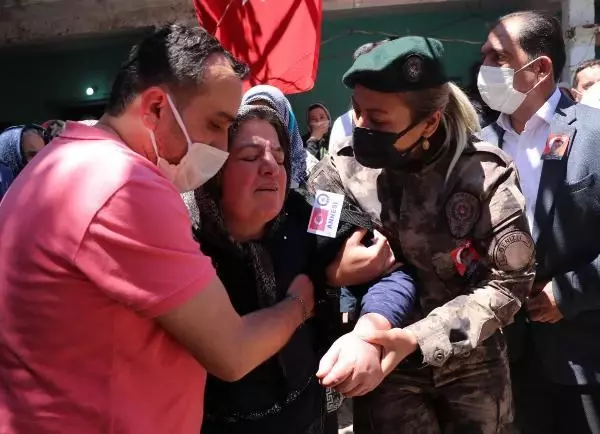 Son dakika haber... Şehit özel harekat polisi Veli Kabalay son yolculuğuna uğurlandı (2) Son dakika haber... Şehit özel harekat polisi Veli Kabalay son yolculuğuna uğurlandı (2)