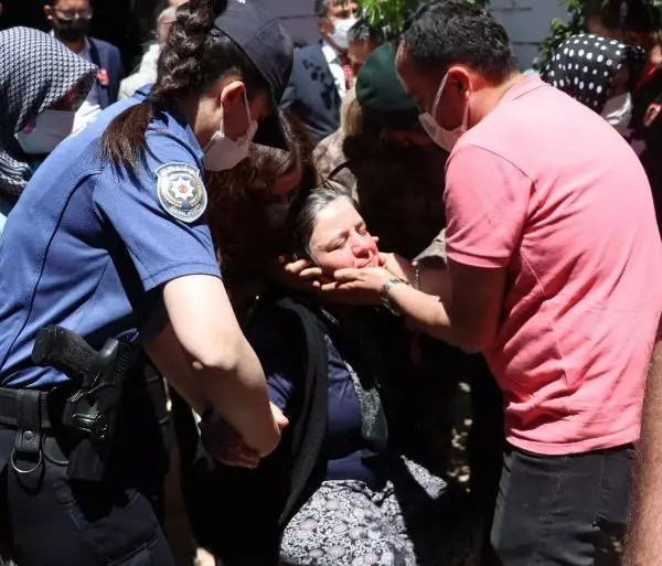 Son dakika haber... Şehit özel harekat polisi Veli Kabalay son yolculuğuna uğurlandı (2) Son dakika haber... Şehit özel harekat polisi Veli Kabalay son yolculuğuna uğurlandı (2)