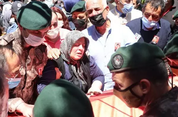 Son dakika haber... Şehit özel harekat polisi Veli Kabalay son yolculuğuna uğurlandı (2) Son dakika haber... Şehit özel harekat polisi Veli Kabalay son yolculuğuna uğurlandı (2)