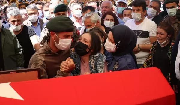 Son dakika haber... Şehit özel harekat polisi Veli Kabalay son yolculuğuna uğurlandı (2) Son dakika haber... Şehit özel harekat polisi Veli Kabalay son yolculuğuna uğurlandı (2)