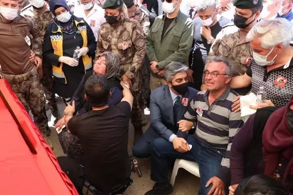 Son dakika haber... Şehit özel harekat polisi Veli Kabalay son yolculuğuna uğurlandı (2) Son dakika haber... Şehit özel harekat polisi Veli Kabalay son yolculuğuna uğurlandı (2)