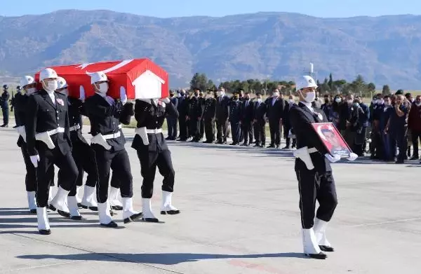 Şehit polisin cenazesi Denizli'ye getirildi Şehit polisin cenazesi Denizli'ye getirildi