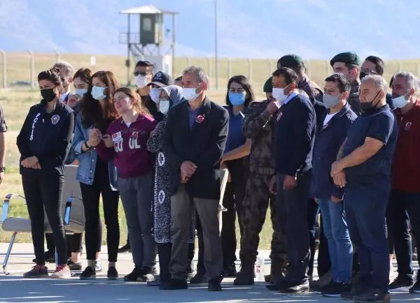 Şehit polisin cenazesi Denizli'ye getirildi Şehit polisin cenazesi Denizli'ye getirildi