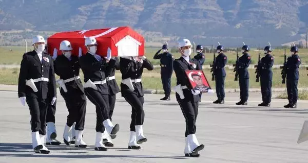 Şehit polisin cenazesi Denizli'ye getirildi Şehit polisin cenazesi Denizli'ye getirildi