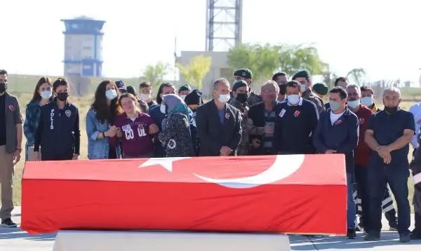Şehit polisin cenazesi Denizli'ye getirildi Şehit polisin cenazesi Denizli'ye getirildi